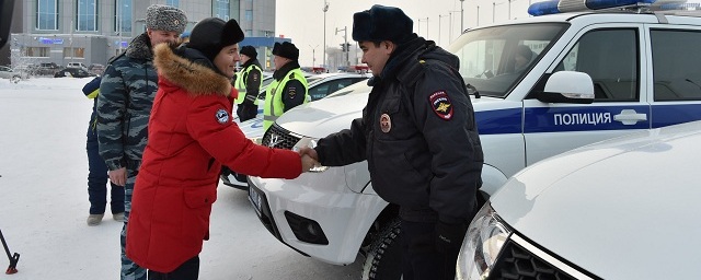 Артюхов передал полицейским Нового Уренгоя ключи от новых машин